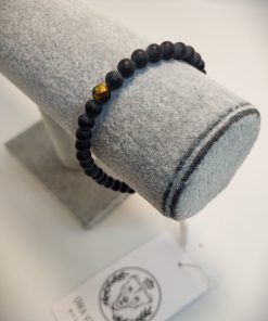 Juodų akmenukų apyrankė su tigro akimi