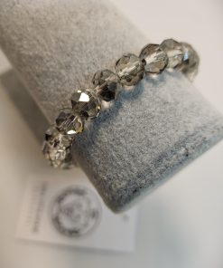 Šviesiai pilkų kristalų apyrankė