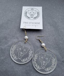 Auskarai su liūtės simboliu ir perliukais